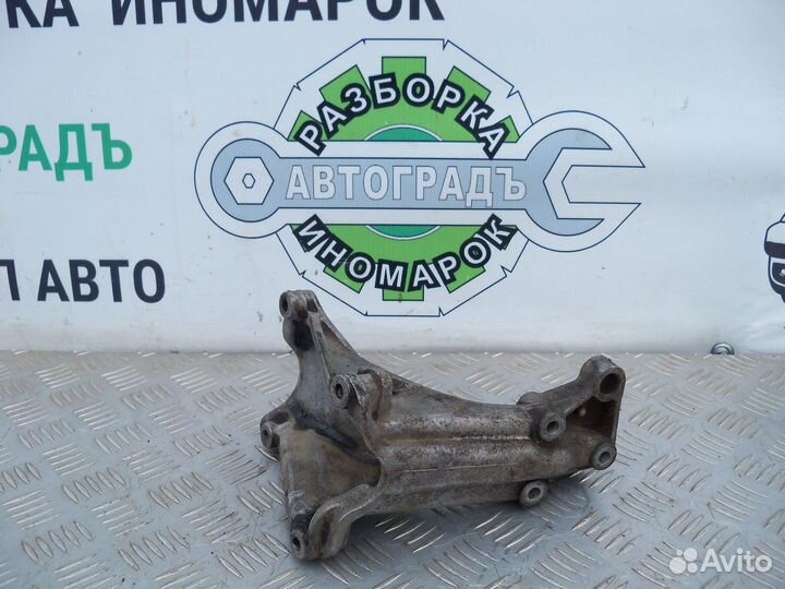 Кронштейн двигателя правый Volkswagen Passat B3