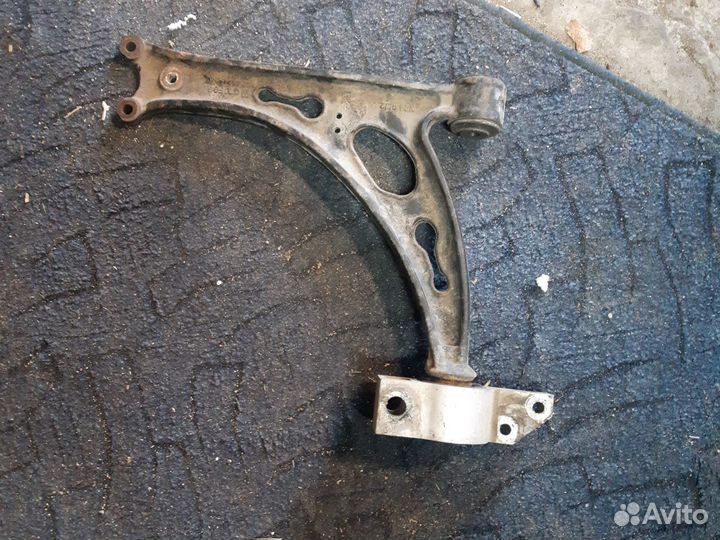 Передние левое рычаг skoda octavia a5