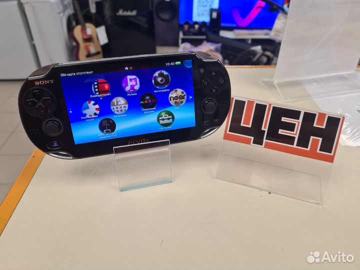 Игровая приставка PlayStation vita (центр)