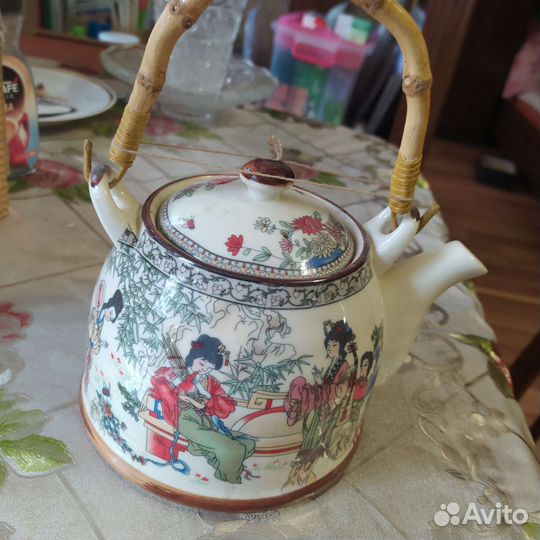 Фарфоровый чайник