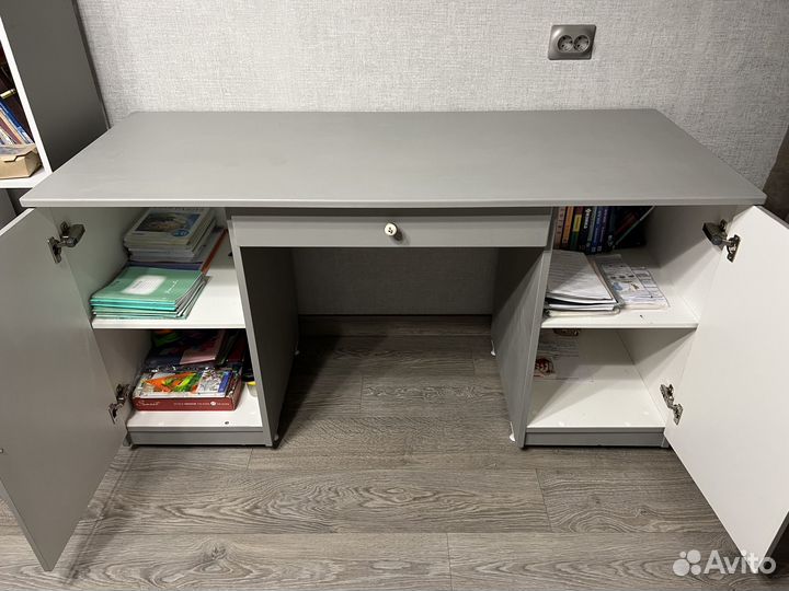 Детский письменный стол с доводчиками