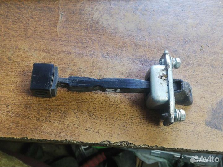 Ограничитель двери Mitsubishi Outlander XL