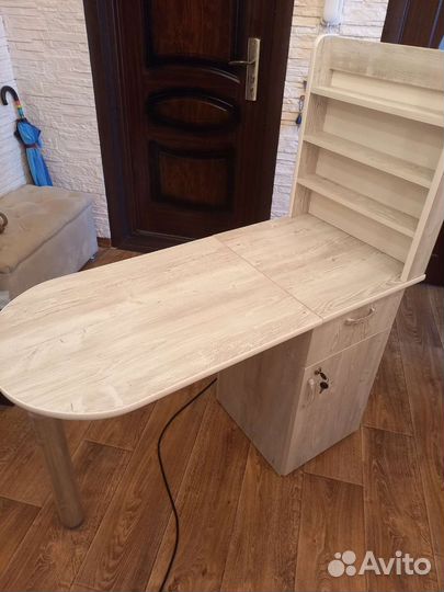 Маникюрный стол