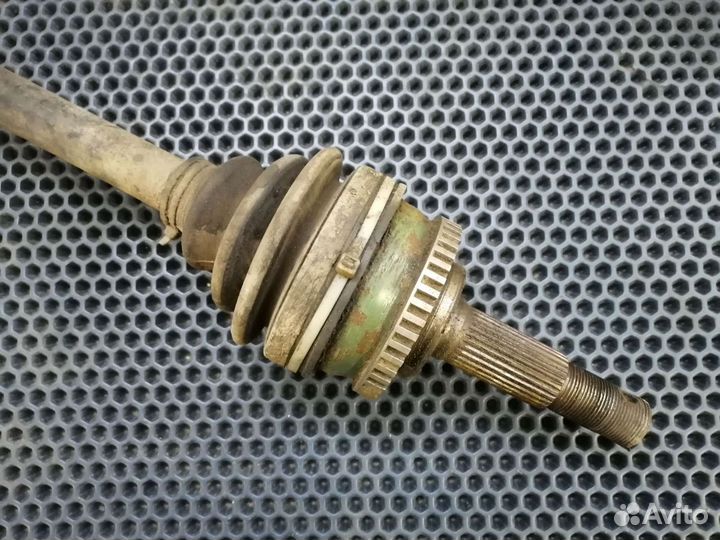 Привод правый Nissan Bluebird u14