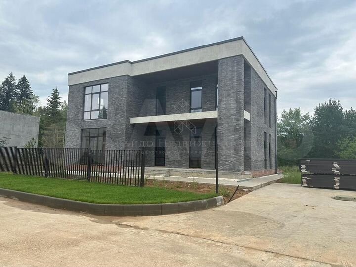 Коттедж 261 м² на участке 10 сот.