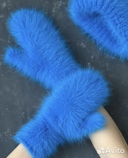 Вязаный комплект шапка и варежки из ангоры