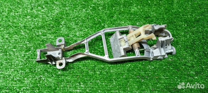 Кронштейн ручки левый VW Touareg 2002-2010