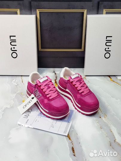 Кроссовки женские