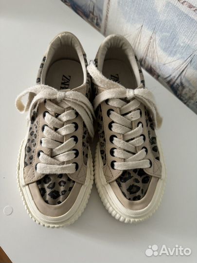 Кроссовки zara 32