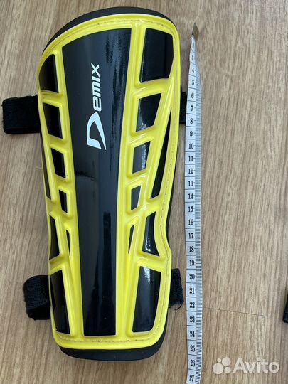 Футбольные щитки Demlx