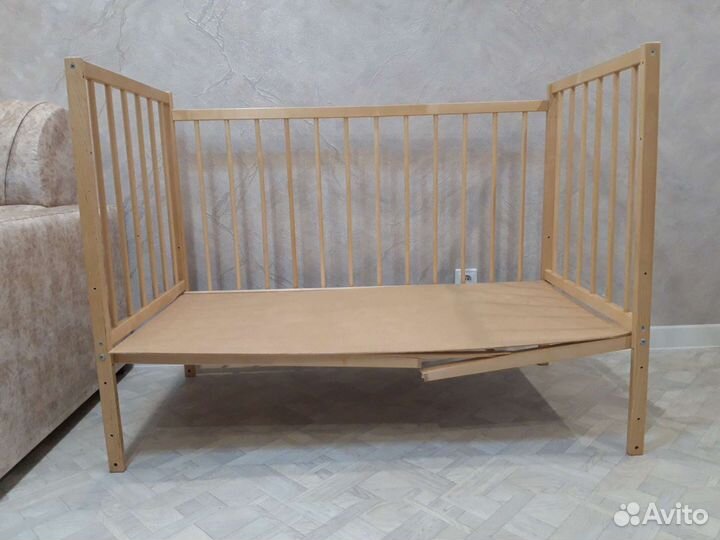 Детская кроватка с маятником