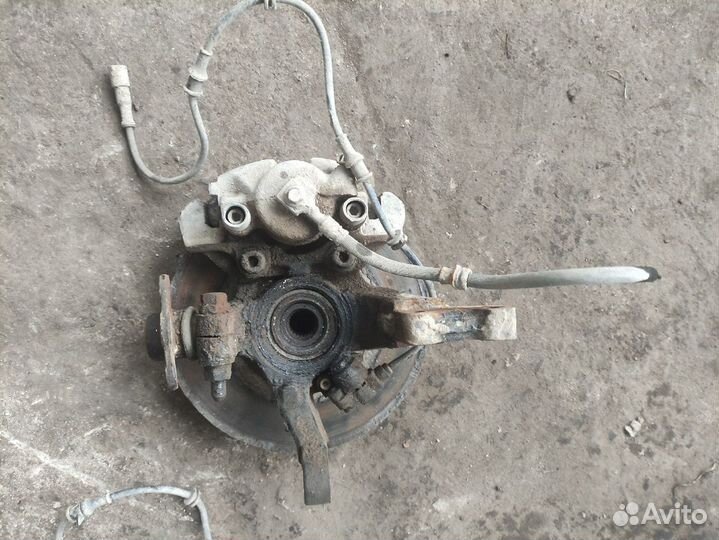 Правый передний кулак Opel Vectra B