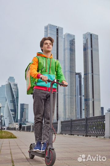 Курьер в доставку на самокате