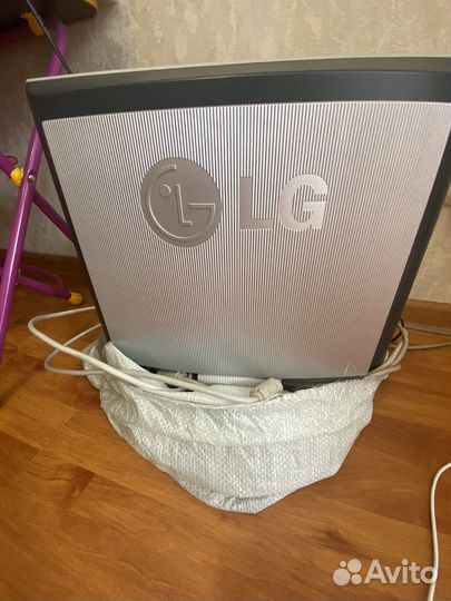 Монитор LG и клавиатура