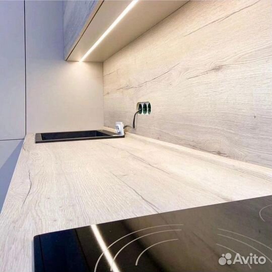 Угловая кухня до потолка с подсветкой в рассрочку