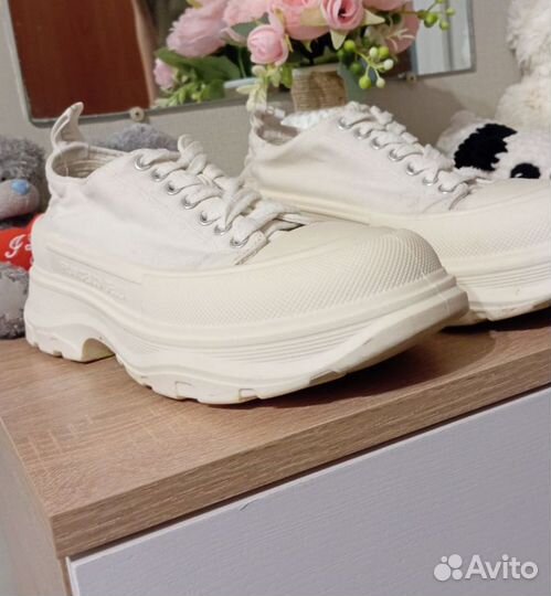 Кроссовки женские