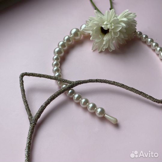 Ободок с жемчугом, кошка