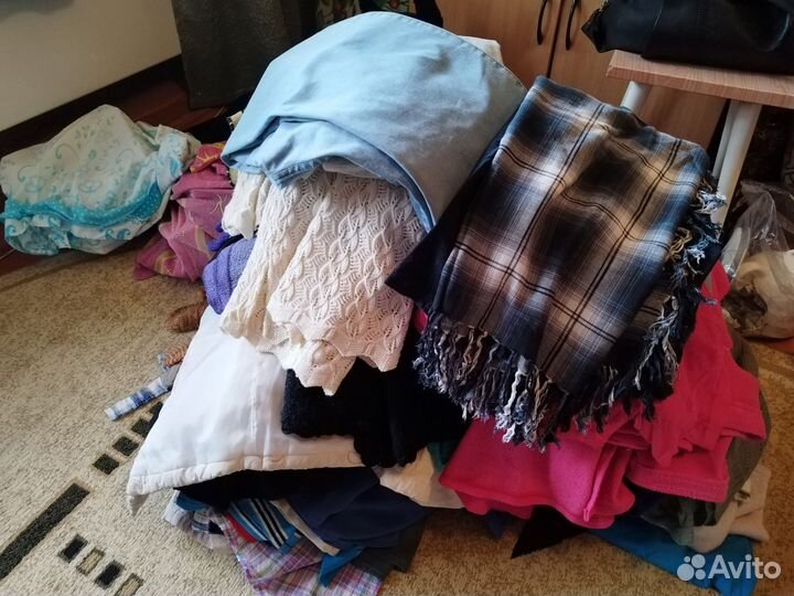 Отдам бесплатно женские вещи 48