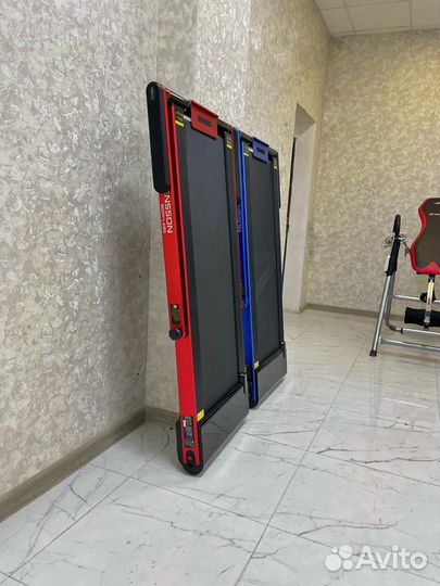 Затолкни за шкаф на колесах плоскую дорожку