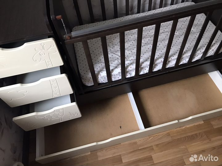 Детская кроватка с маятником 