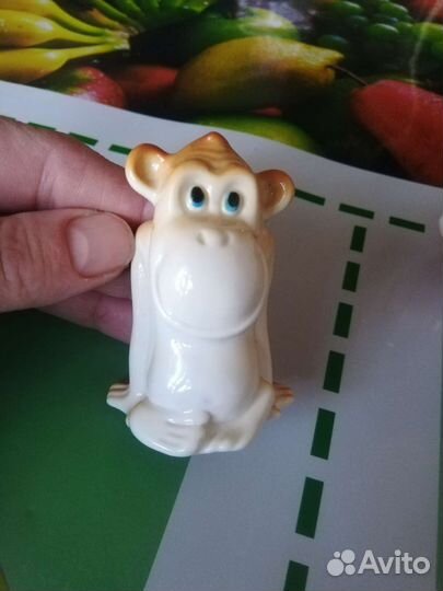 Фигурка обезьяна фарфоровая статуэтка