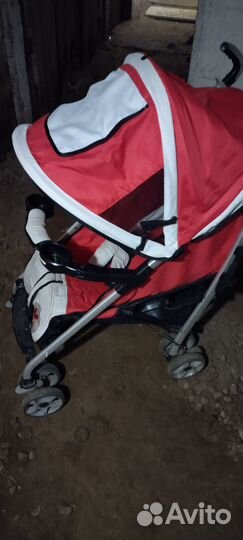 Прогулочная коляска и трёхколёсный велосипед