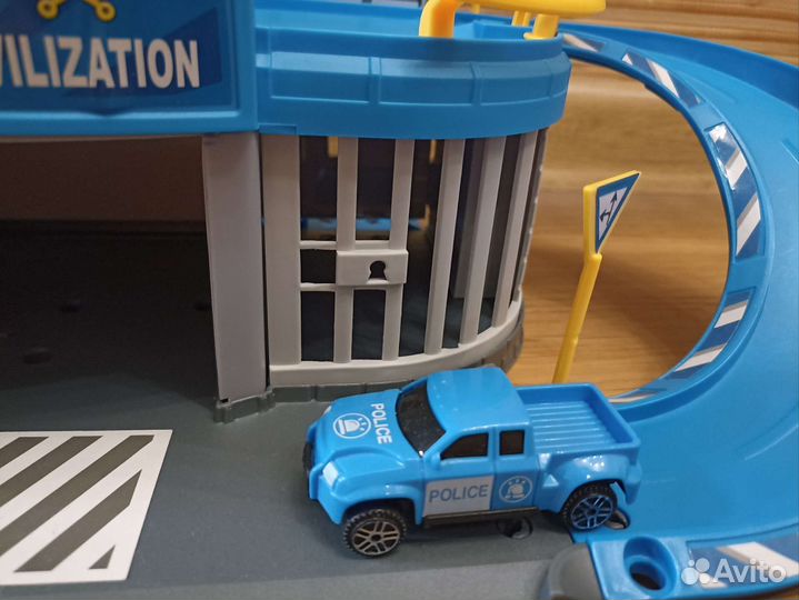 Полицейский участок с машинами