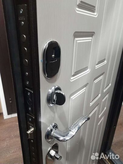 Дверь входная в квартиру. пр.Россия