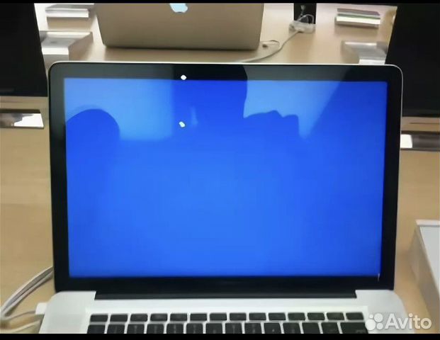 Монитор синий. Синий экран на ноутбуке. MACBOOK синий экран. Макбук с голубым экраном. Экран смерти MACBOOK.