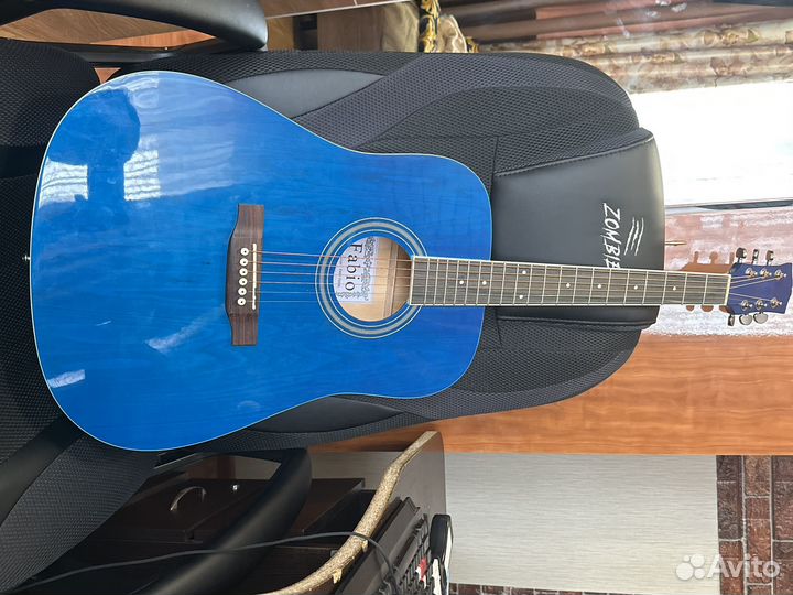 Акустическая гитара