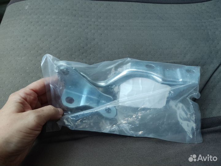 Петля капота правая Chevrolet lacetti серебр