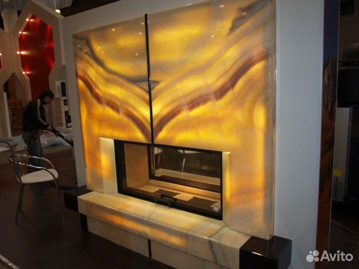 Современный камин из оникса