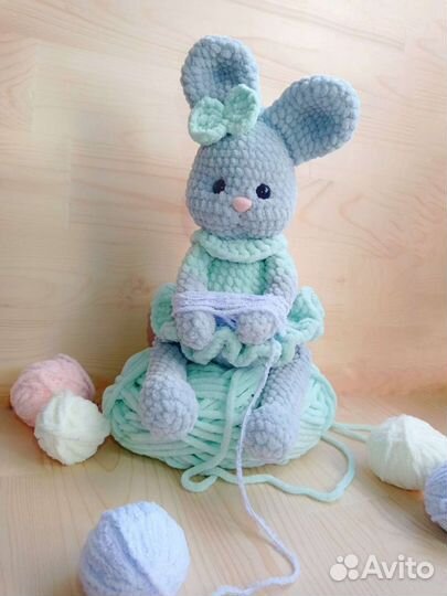 Мягкая игрушка - вязаный заяц