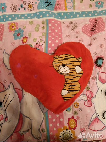 Постельное белье, подушки, покрывало