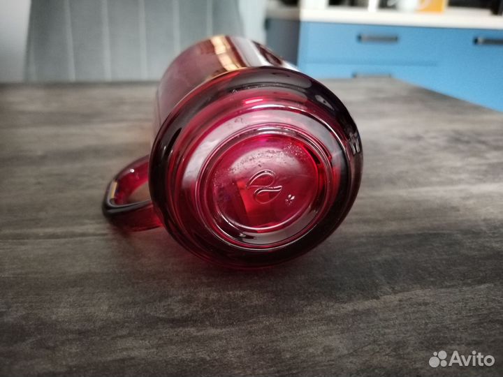 Стеклянная кружка и кофейная чашка с ложечкой