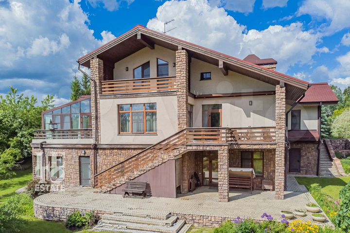 Дом 692,6 м² на участке 49,2 сот.