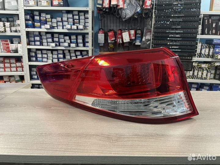 Фонарь задний левый наружний Kia Rio 15-рестайлинг
