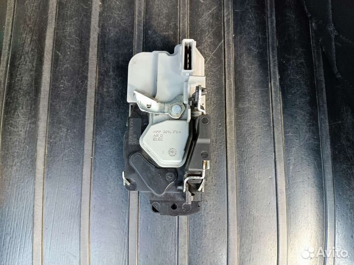 Замок задней правой двери Лада Гранта