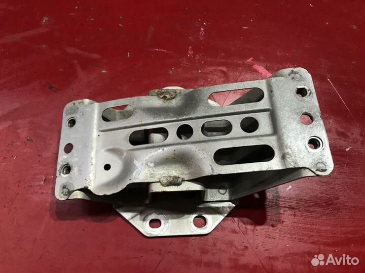 Кронштейн усилителя бампера задний правый Toyota