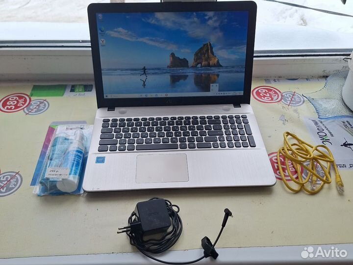 Ноутбук asus вместе с кабелем для вай фай
