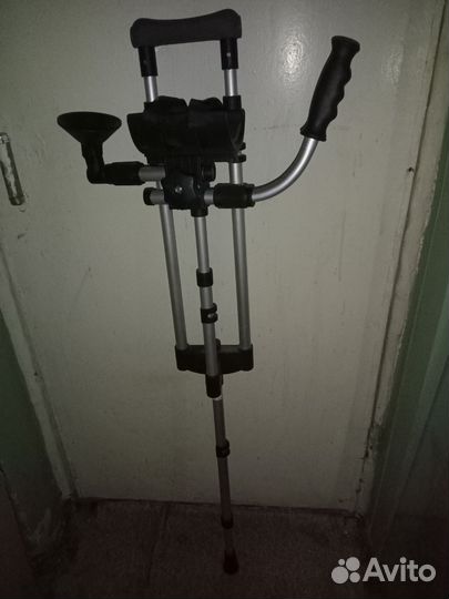 Костыль с фиксатором предплечья