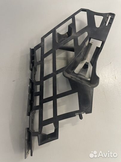Кронштейн бампера переднего правый w246