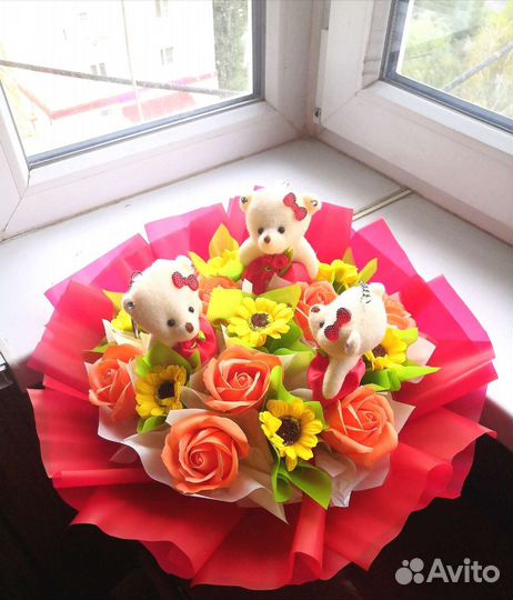 Букет с игрушками и мыльными цветами