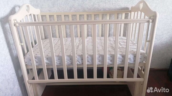 Детская кроватка с маятником