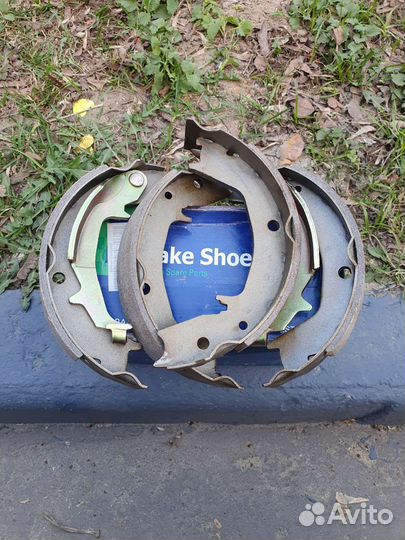 Продам задние колодки стояночного тормоза