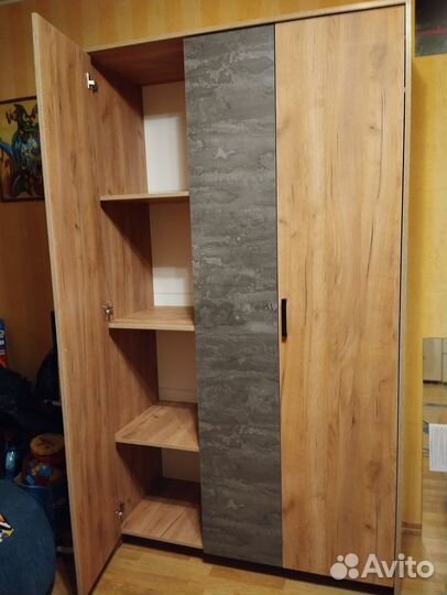 Шкаф распашной с полками и вешалом
