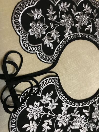 Воротничок накладной черный с белой вышивкой новый