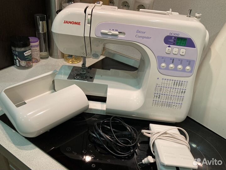 Швейная машина Janome DC3050