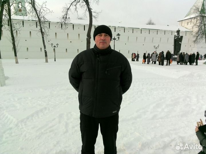 Менеджер в салоне дверей. Монтажник мет дверей
