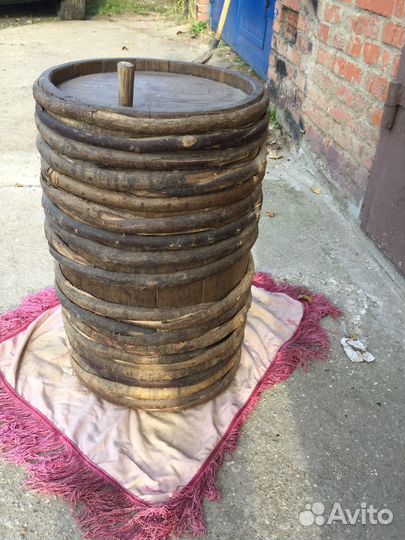 Старинная дубовая бочка